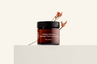 Introducing the Breakout Banisher Overnight Treatment Gel 10, your go-to solution for a clearer complexion! This powerful gel, containing 10% benzoyl peroxide, effectively tackles infected pores and eliminates blemishes overnight. Specifically designed for acne-prone skin, it offers multiple benefits for a blemish-free look.